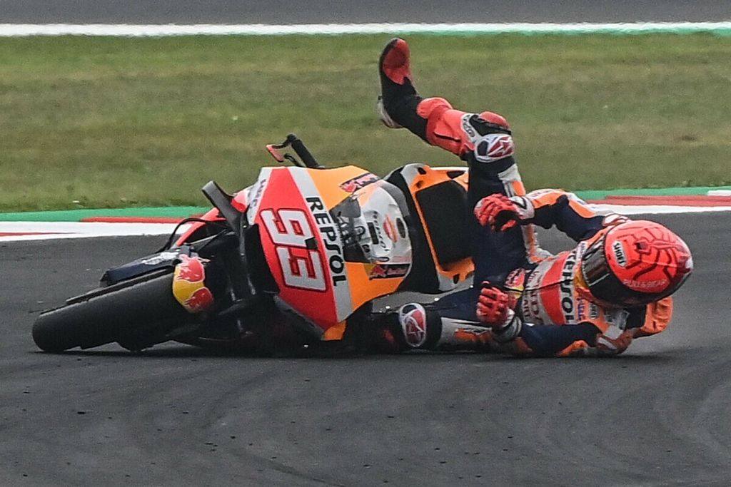 Pebalap Repsol Honda Marc Marquez terjatuh saat sesi kualifikasi kedua di balapan MotoGP seri Emilia Romagna di Sirkuit Misano, Italia, 23 Oktober 2021. 