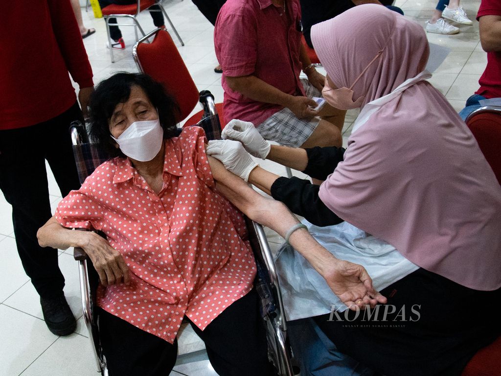 Seorang warga lansia mengikuti vaksinasi dosis ketiga atau penguat di Maha Vihara Duta Maitreya, Batam, Kepulauan Riau, Kamis (13/1/2022). 
