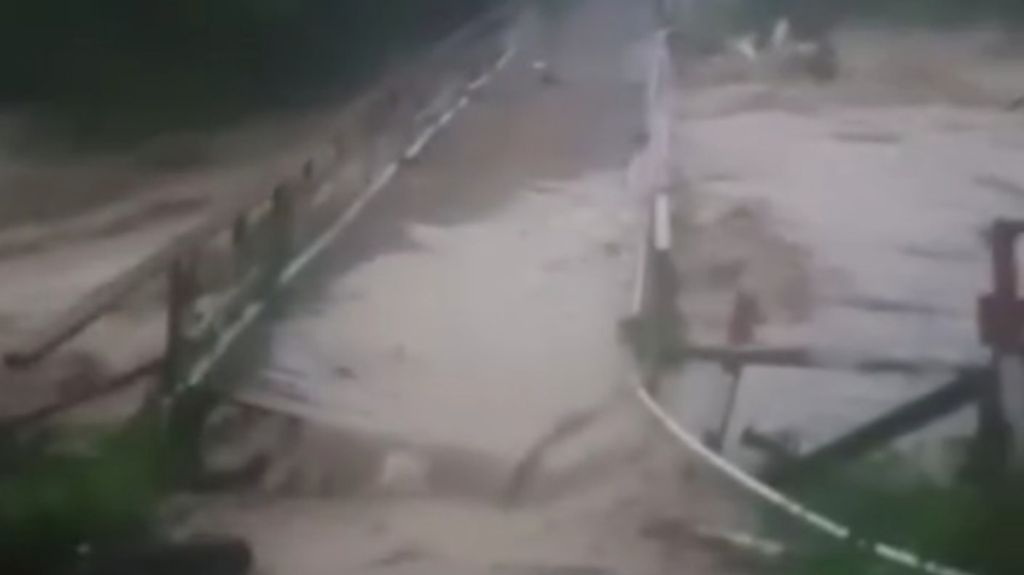 Tampak jembatan yang terdampak banjir di Kecamatan Ujungjaya, Kabupaten Sumedang, Jawa Barat, Senin (12/2/2024). Seorang warga meninggal dalam peristiwa ini.