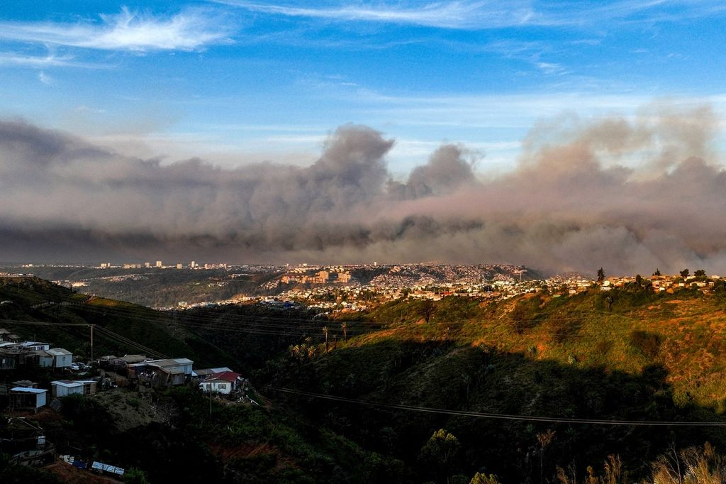 Asap membubung akibat kebakaran hutan di Vina del Mar, Chile, 2 Februari 2024.