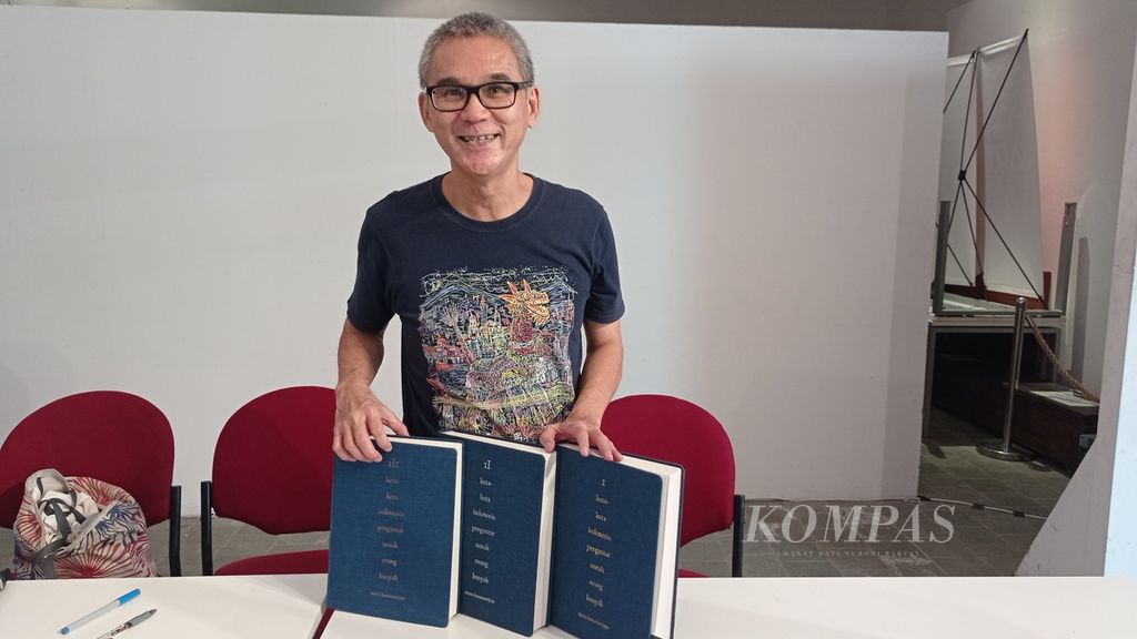 Marco Kusumawijaya seusai peluncuran tiga jilid bukunya yang berjudul <i>Kota-Kota Indonesia: Pengantar untuk Orang Banyak,</i> di Goethe Institut Jakarta, Selasa (15/8/2023).