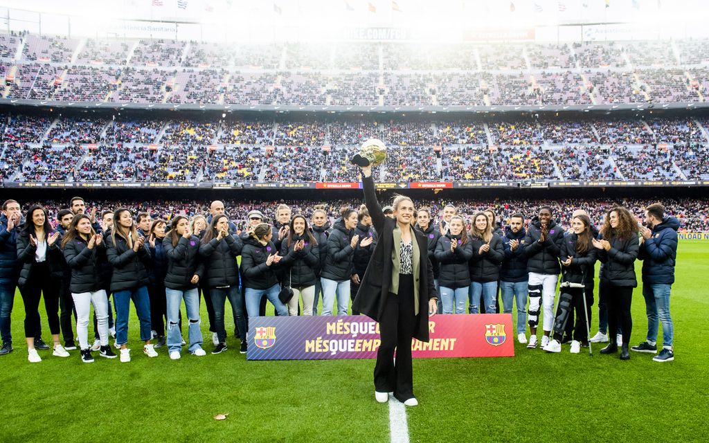 Alexia Putellas menunjukkan trofi Ballon d'Or Feminin di hadapan pendukung Barcelona menjelang laga Liga Spanyol antara Barcelona melawan Real Betis, 4 Desember 2021, di Stadion Camp Nou. Putellas menjadi pemain putri Barca dan timnas Spanyol pertama yang meraih gelar individu bergengsi itu.