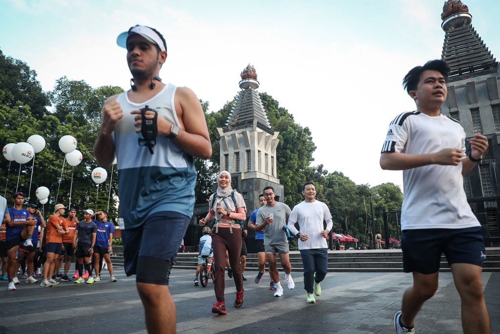 Anggota komunitas Skolari mulai berlari di kawasan Gelora Bung Karno, Jakarta, Minggu (14/5/2023). Komunitas Skolari berkolaborasi dengan Lembaga Penjamin Simpanan (LPS) dan harian <i>Kompas</i> menggelar acara berlari sejauh 12 kilometer di sepanjang rute hari bebas kendaraan bermotor untuk menyambut LPS Monas Half Marathon. Ajang lari maraton yang mengusung tema "Restart for Change" tersebut akan digelar pada Minggu, 2 Juli 2023, dengan 5000 peserta dan total hadiah Rp 992 juta. 