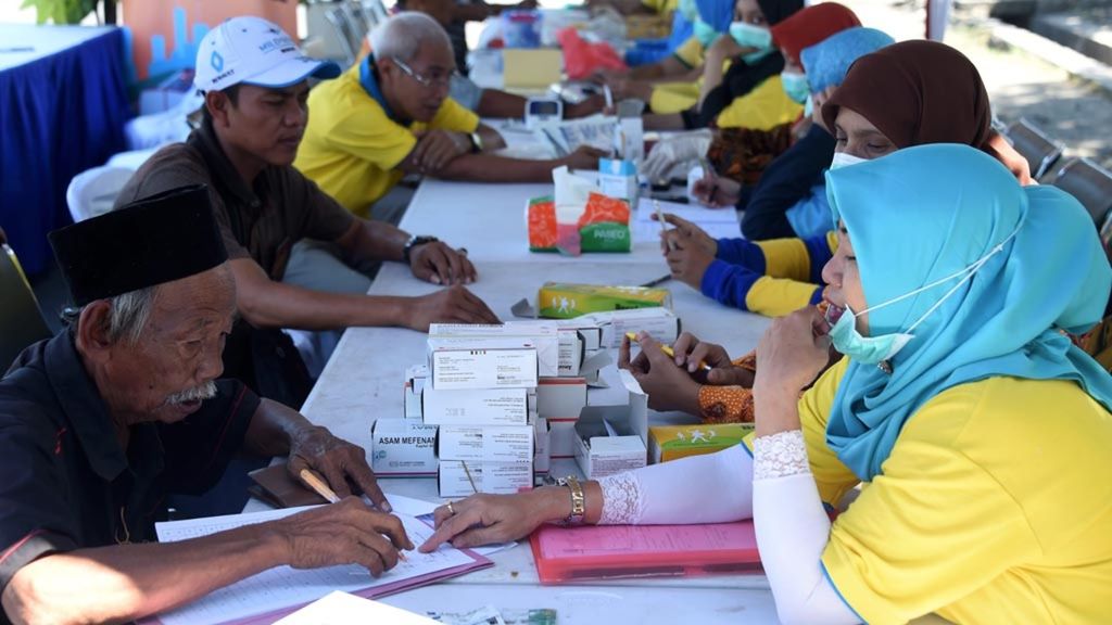 Awak bus menjalani pemeriksaan kesehatan di Posko Kesehatan Dinas Kesehatan Jawa Timur di Terminal Purabaya, Sidoarjo, Selasa (28/5/2019). Pemeriksaan untuk mengetahui kesiapan para awak untuk melayani lonjakan penumpang saat arus mudik Lebaran melalui terminal tersebut.
