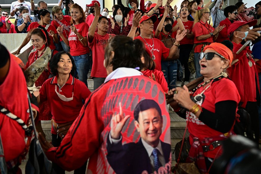 Para pendukung Partai Pheu Thai mengenakan kaus merah, termasuk yang bergambar mantan Perdana Menteri Thailand Thaksin Shinawatra, di luar markas partai saat pemungutan suara di parlemen di Bangkok, 22 Agustus 2023. 