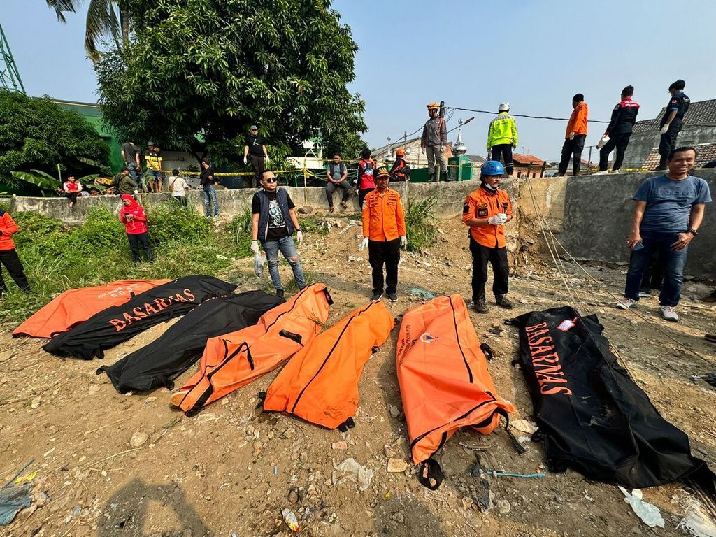 Sejumlah kantong jenazah yang ditemukan di belakang Masjid Al Ikhlas Perumahan Pondok Gede Permai di Jatirasa, Kecamatan Jatiasih, Kota Bekasi, Jawa Barat, Minggu (22/9/2024).