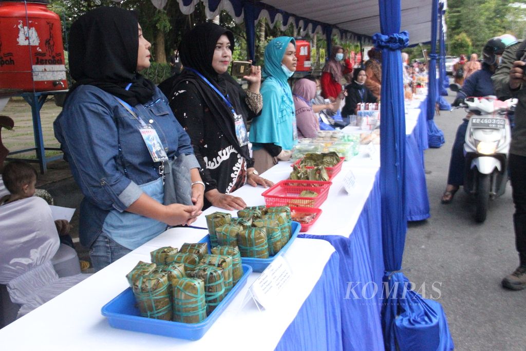 Pameran produk-produk pelaku usaha di Alun-alun Kota Pontianak, Kalimantan Barat, Kamis (9/6/2022).