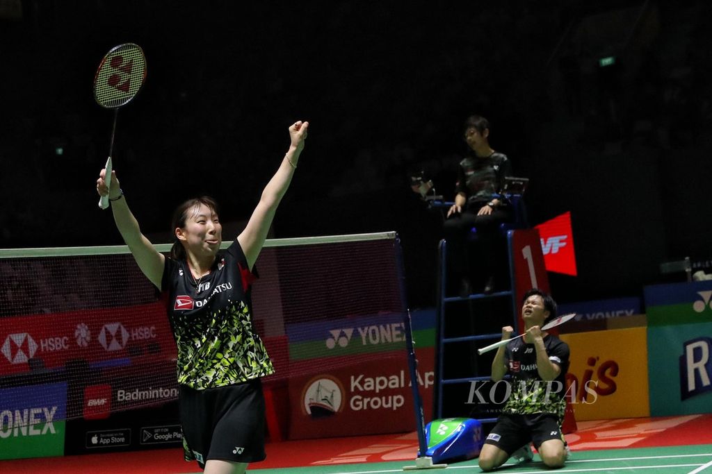 Japanese mixed doubles, Yuta Watanabe/Arisa Higashino, celebrated after defeating Indonesia's mixed doubles, Rinov Rivaldy/Pitha Haningtyas Mentari, in the quarterfinals of the 2023 Indonesian Open at the Istora Gelora Bung Karno in Jakarta on Friday (16/6/2023).