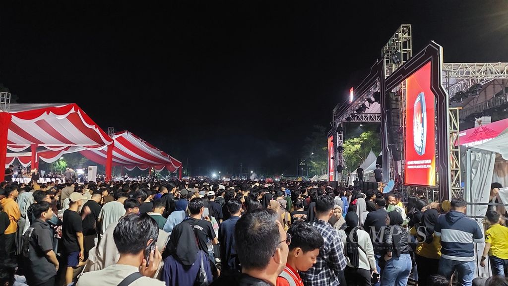 Suasana peluncuran pemilihan gubernur dan wakil gubernur Kalimantan Selatan di Lapangan Dr Murjani, Banjarbaru, Senin (27/5/2024) malam.