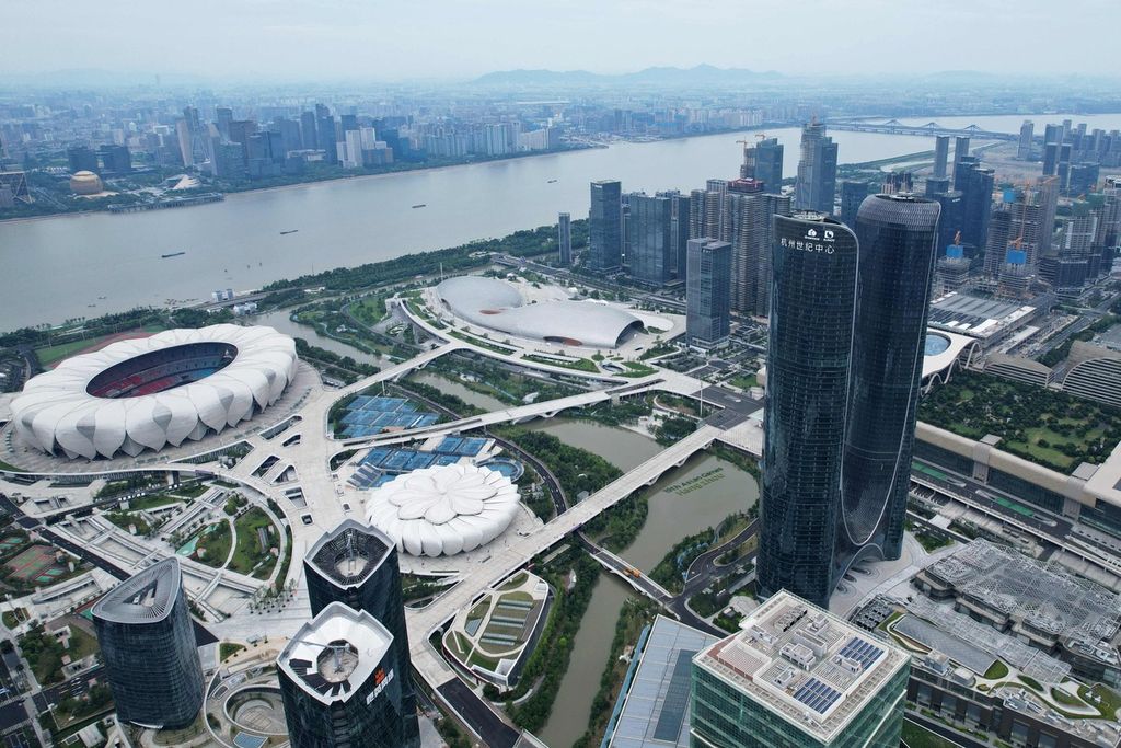 Sejumlah arena Asian Games Hangzhou 2022 di tepi Sungai Qiantang, Hangzhou, Provinsi Zhejiang, China, dalam foto tanggal 13 Juli 2023. Tampak dari kiri adalah stadion utama, lapangan tenis, gimnasium, dan pusat akuatik, adapun gedung di sebelah kanan adalah Hangzhou Century Center sebagai gedung tertinggi di Hangzhou.