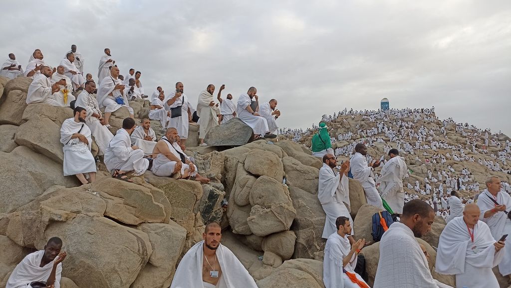 Pemandangan Jabal Rahmah di dekat Arafah, tempat wukuf di Arab Saudi, saat musim haji selalu dipenuhi para jemaah seperti terlhat pada Jumat (8/7/2022).