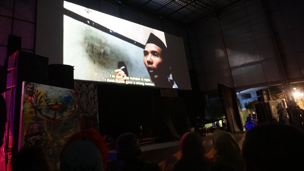 Film pendek <i>Peronika</i> diputar di Bioskop Misbar Purbalingga, di Taman Usman Janatin City Park, Purbalingga, Jawa Tengah, Jumat (6/3/2020) malam.