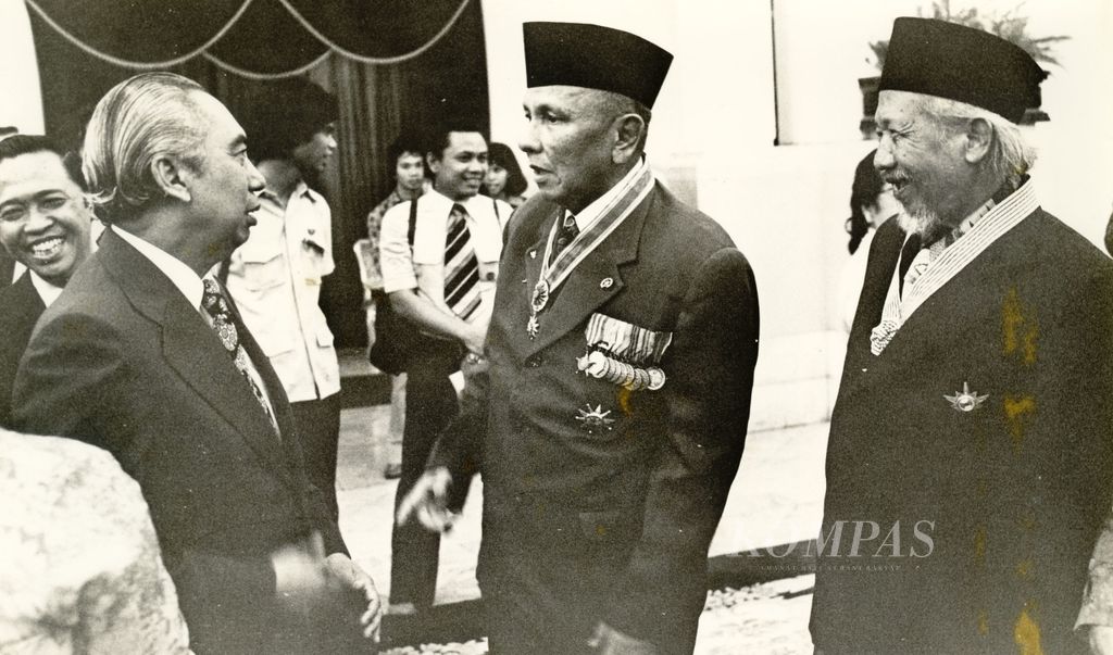 Wapres Adam Malik beramah-tamah dengan Prof. Dr. Moestopo (tengah) dan Dr. Affandi (kanan) pada acara penganugerahan bintang-bintang jasa dalam rangka HUT ke-33 RI di Istana Negara,(15/8/1978). Pada Pertempuran Surabaya 1945, Moestopo merupakan Komandan TKR Surabaya.
