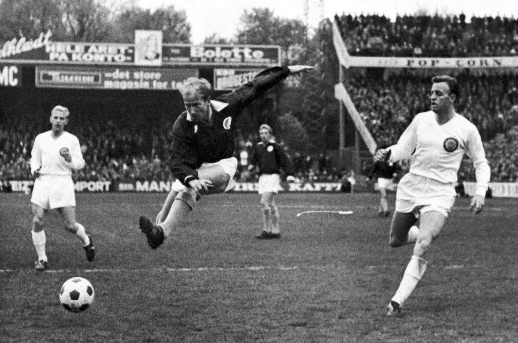 Arsip foto tak bertanggal memperlihatkan legenda Inggris, Bobby Charlton, dalam sebuah pertandingan di Kopenhagen, Denmark. 