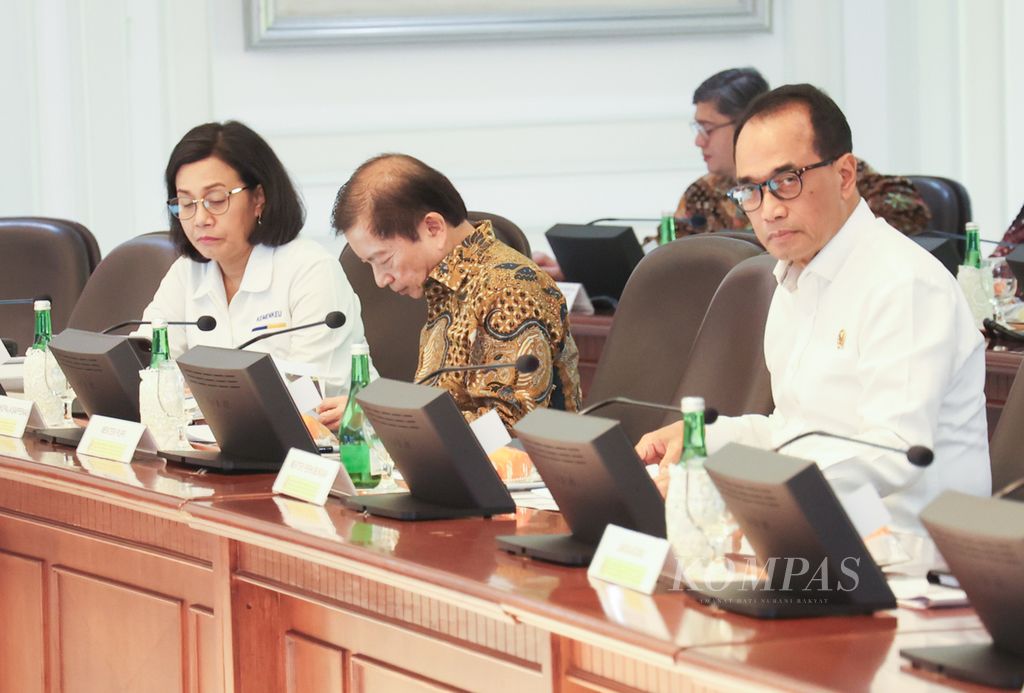 Menteri Keuangan Sri Mulyani Indrawati (kiri), Menteri Perencanaan Pembangunan Nasional/Kepala Bappenas Suharso Monoarfa, dan Menteri Perhubungan Budi Karya Sumadi bersiap mengikuti rapat terbatas bersama Presiden Joko Widodo di Kantor Presiden, Jakarta, Senin (5/8/2024). 