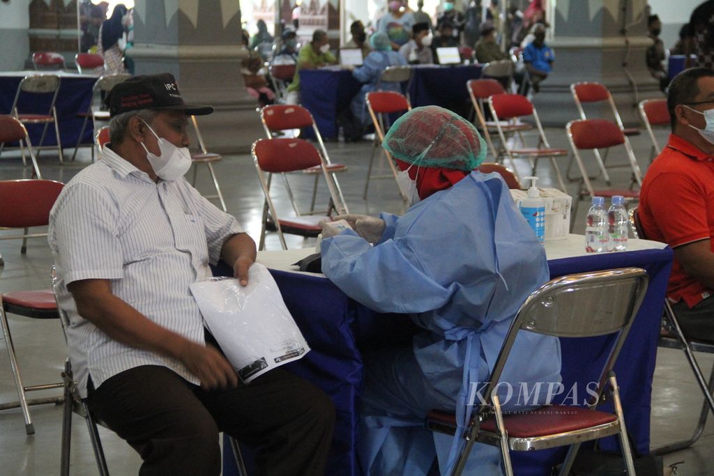 Warga lanjut usia dicek kondisi kesehatannya sebelum mengikuti vaksinasi Covid-19 dosis ketiga di Gedung Jogja Expo Center, Kabupaten Bantul, Daerah Istimewa Yogyakarta, Kamis (13/1/2022). 