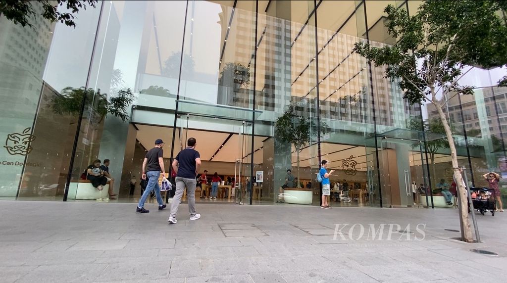 Pengunjung tiba di Apple Store Orchard Singapura, Sabtu (20/1/2024).