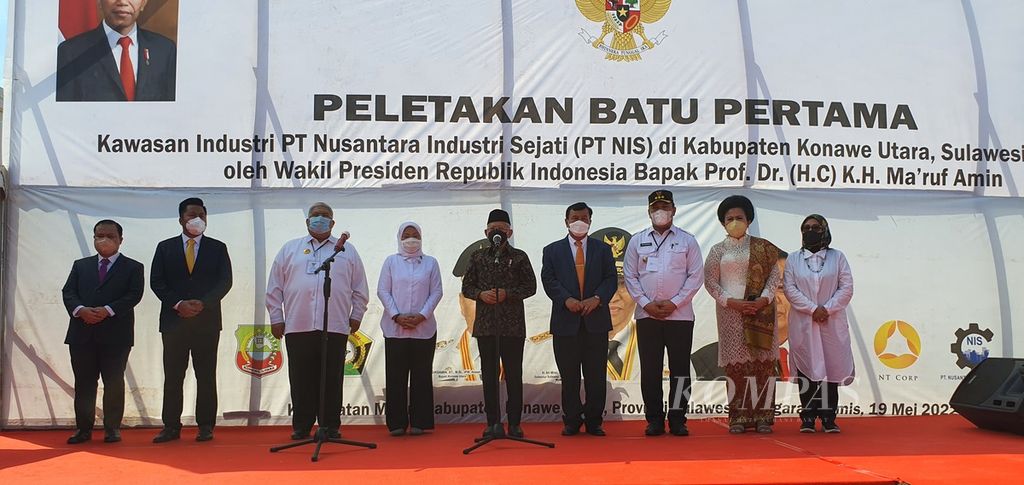 Wakil Presiden Ma'ruf Amin memberikan keterangan kepada wartawan seusai meresmikan peletakan batu pertama Kawasan Industri PT Nusantara Industri Sejati, Konawe Utara, Sulawesi Tenggara, Kamis (19/5/2022).