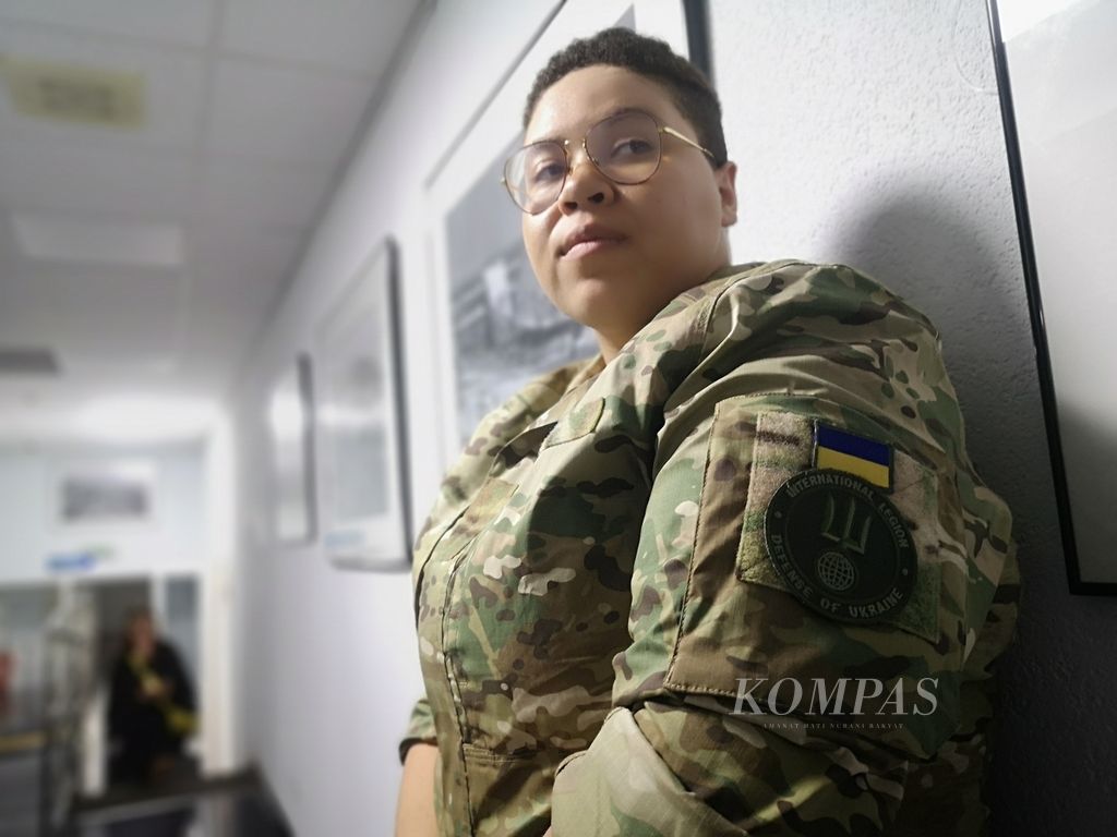 Gelena McGee, one of the foreign legions in the Ukraine war at the Ukrinform Building, Kyiv, Ukraine, Monday (13/6/2022). Gelena is one of the foreign legions from the United States who helped Ukraine in the battle against Russia as a special war medic.
