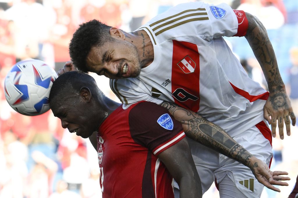 Pemain Kanada Kamal Miller (kiri) dan pemain Peru Paolo Guerrero berduel di udara dalam pertandingan Grup A Copa America antara Peru dan Kanada, Rabu (26/6/2024) WIB. Kanada akan menghadapi Chile, Minggu (30/6/2024) WIB. 