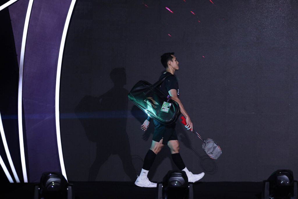Tunggal putra Jonatan Christie (Indonesia) memasuki lapangan sebelum pertandingan semifinal turnamen China Terbuka melawan Viktor Axelsen (Denmark), di Changzhou Olympic Sports, Sabtu (9/9/2023), Jonatan kalah dengan skor 17-21, 14-21.