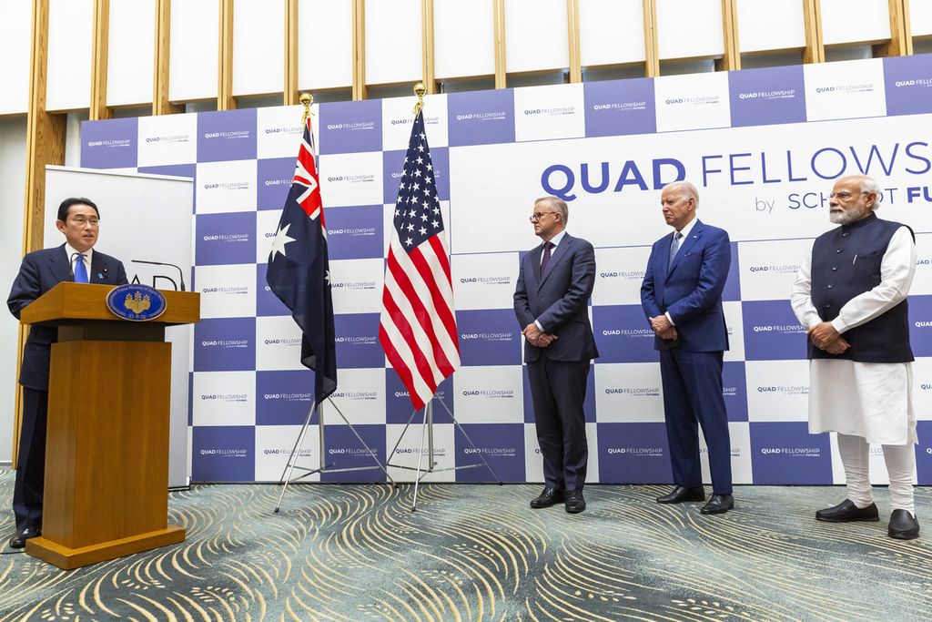 Tampak dari kiri ke kanan, Perdana Menteri Jepang Fumio Kishida, Perdana Menteri Australia Anthony Albanese, Presiden Amerika Serikat Joe Biden, dan Perdana Menteri India Narendra Modi saat hadir dalam acara di sela-sela pertemuan Quad yang digelar di Tokyo, Jepang, Selasa (24/5/2022).