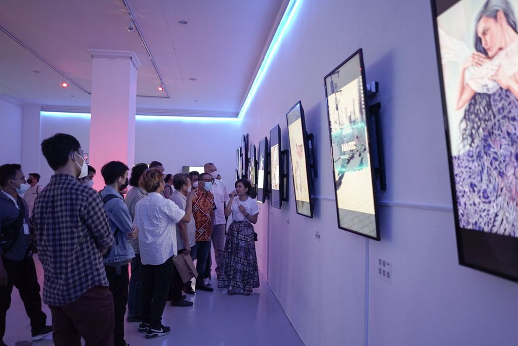 Para pengunjung melihat karya seni kripto <i>non-fungible token </i>(NFT) yang dipamerkan di Indo NFT Festiverse, 9-17 April 2022, di Galeri Katamsi, Institut Seni Indonesia (ISI) Yogyakarta. Sebanyak 238 kreator ikut dalam kegiatan ini.