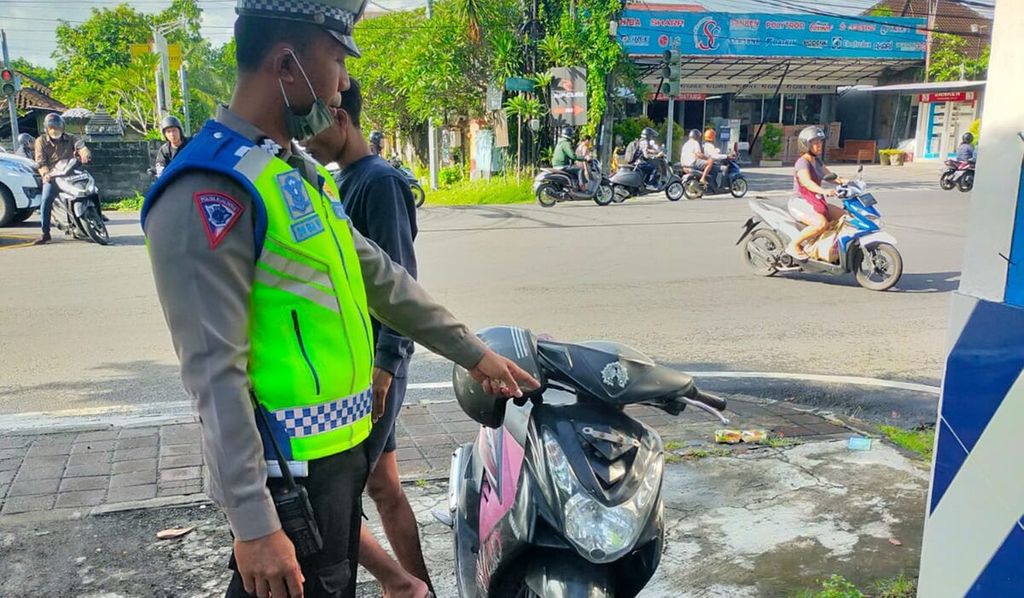 Petugas Satuan Lalu Lintas Polresta Denpasar menertibkan kendaraan bermotor yang tidak dilengkapi pelat nomor, Selasa (7/3/2023). 