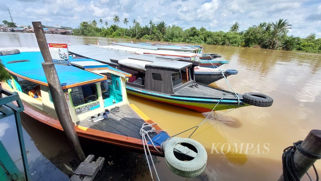 Sejumlah kelotok wisata susur sungai tambat di dermaga Depot Soto Bang Amat, Kelurahan Banua Anyar, Banjarmasin Timur, Kota Banjarmasin, Kalimantan Selatan, Minggu (23/1/2022). 