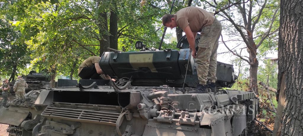 Anggota batalyon kavaleri Ukraina di salah satu palagan depan perang Rusia-Ukraina pada awal Juli 2022. Hampir 10.000 unit tank dan aneka kendaraan tempur lapis baja hancur dalam perang yang meletus sejak 24 Februari 2022 itu. Sampai 8 Juli 2022, belum ada tanda-tanda perang akan berhenti. 
