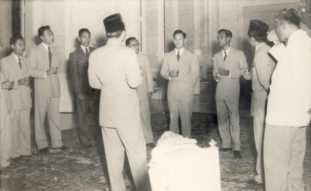 Tim Indonesia ke Olimpiade Helsinki diterima Presiden Soekarno di istana tanggal 10 Juni 1952.