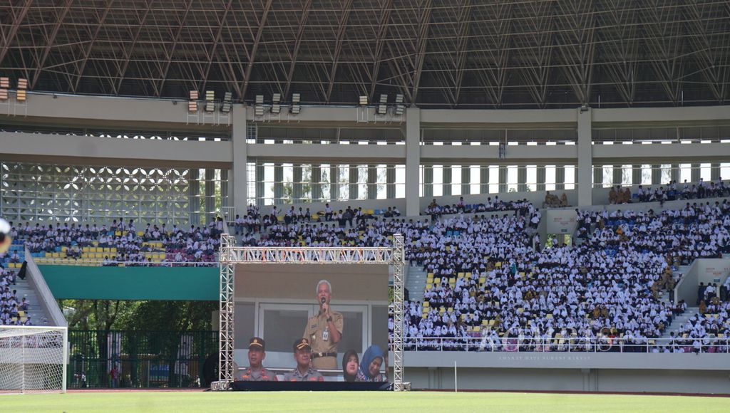 Suasana penutupan Festival Pelajar Nusantara 2022, di Stadion Manahan, Kota Surakarta, Jawa Tengah, Senin (31/10/2022). Gelaran itu diadakan untuk memperingati Hari Sumpah Pemuda. Semangat persatuan digemakan lewat berbagai kegiatannya.