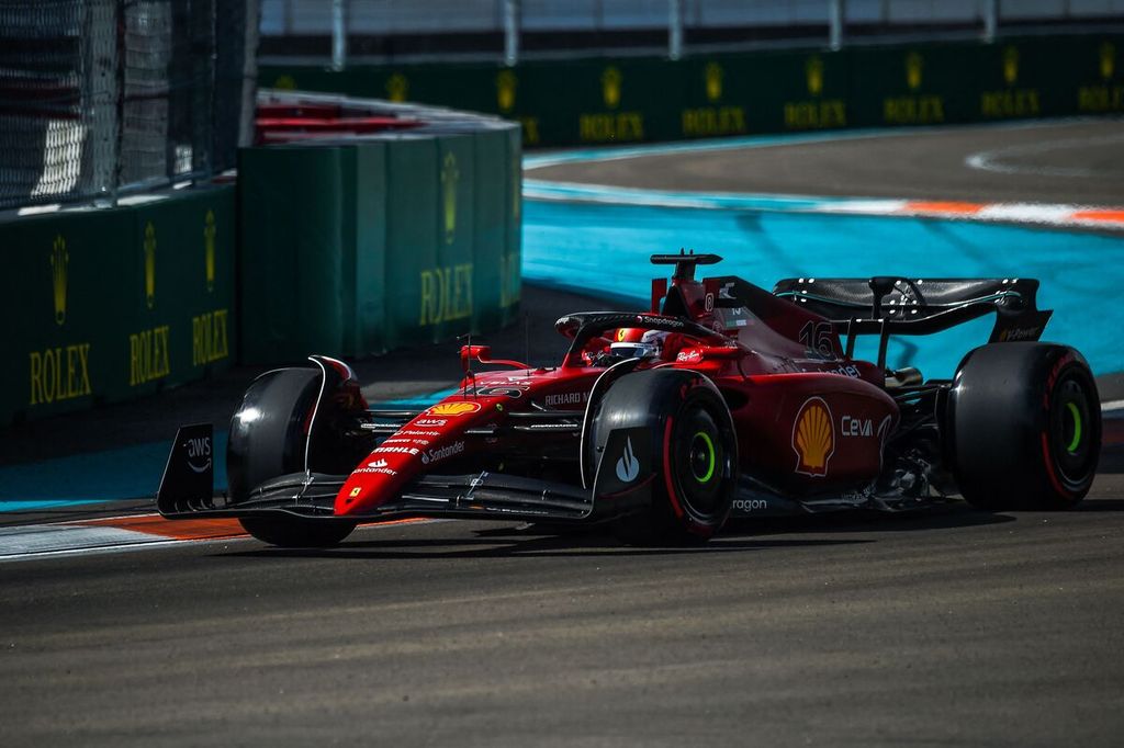 Pebalap Ferrari, Charles Leclerc, memacu mobilnya pada sesi kualifikasi balapan Formula 1 seri Miami di Amerika Serikat, Minggu (8/5/2022) dini hari WIB. Ia meraih <i>pole position</i>.