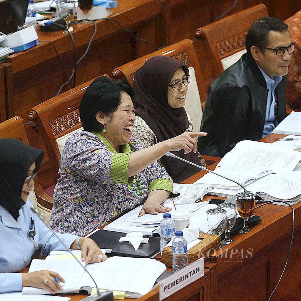 Sejumlah  pakar hukum   mengikuti rapat Panitia Kerja Revisi Kitab Undang-undang Hukum Pidana (KUHP) Komisi III DPR di Kompleks Parlemen, Senayan, Jakarta, Senin (16/1/2017). Rapat tersebut  membahas beberapa poin dalam   RKUHP.