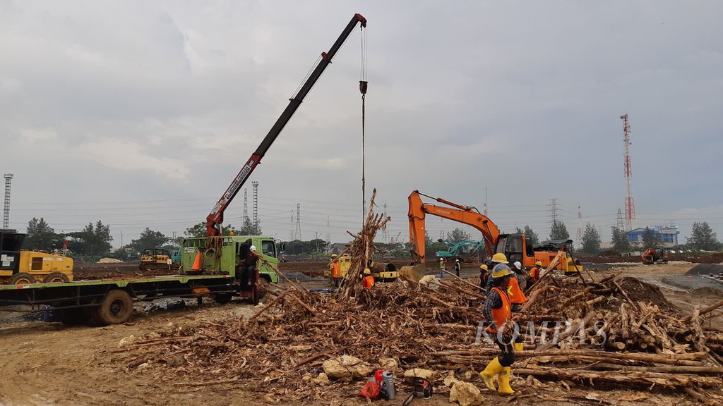 Para pekerja dari kontraktor Jaya Konstruksi menyelesaikan pengerjaan proyek lintasan untuk sirkuit Formula E di kawasan Ancol, Jakarta Utara, Rabu (23/2/2022). Pembangunan lintasan yang dimulai pada 3 Februari lalu, dijelaskan, sampai hari ini sudah mencapai 28,50 persen. Lintasan balapan sepanjang 2.400 meter itu ditargetkan selesai akhir Maret 2022.