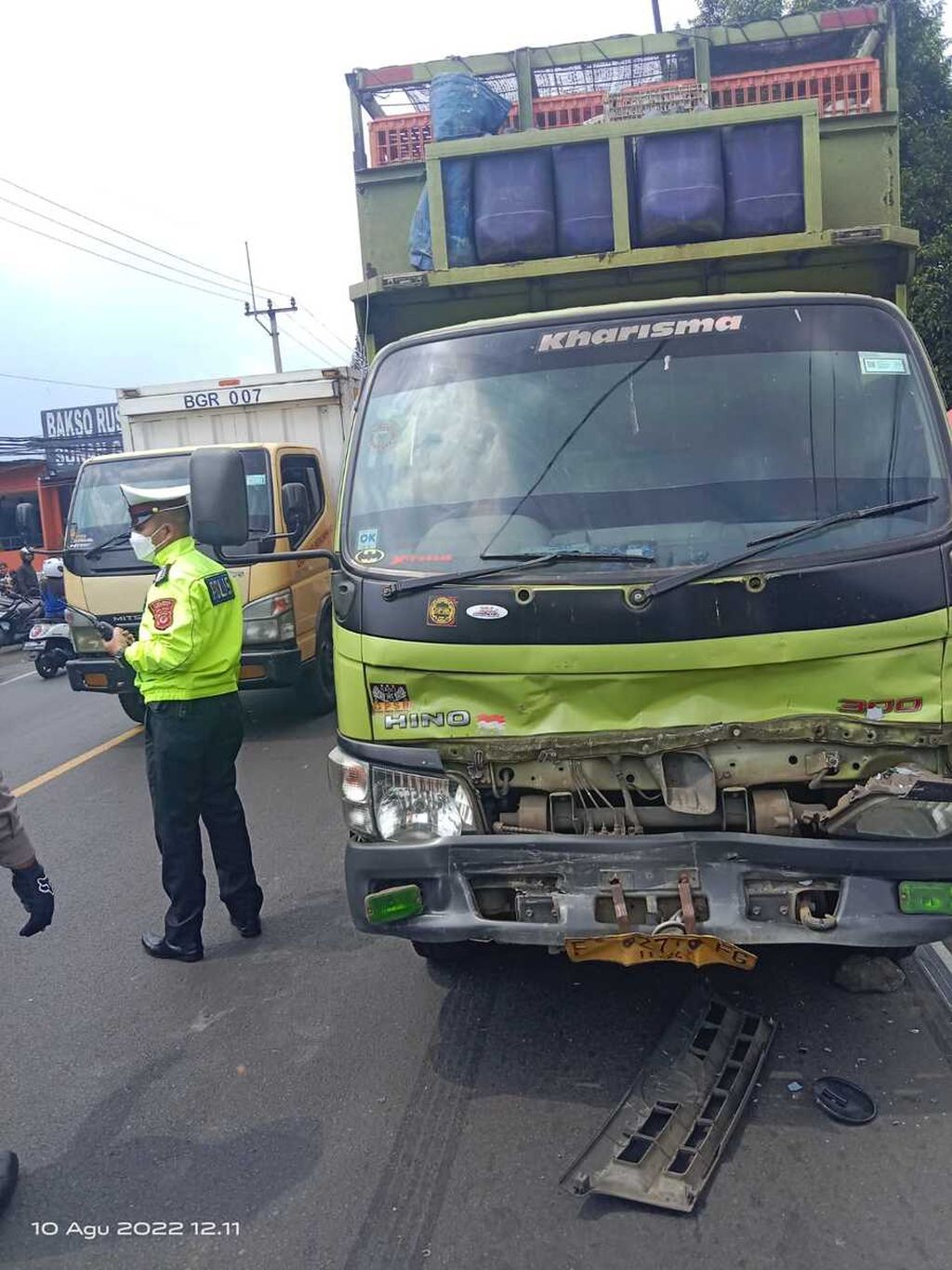 Kecelakaan beruntun terjadi di Jalan Raya Puncak Bogor, di Turunan Selarong, Desa Cipayung Datar, Kecamatan Megamendung, Kabupaten Bogor, Jawa Barat, Rabu (10/8/2022) sekitar pukul 11.45. Satu pengendara motor tewas.