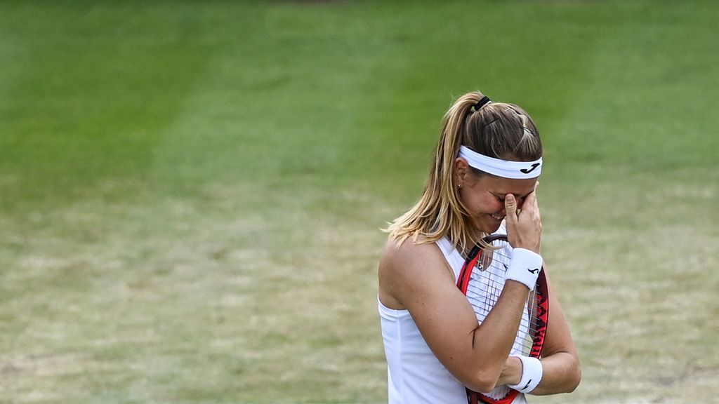 Petenis Ceko, Marie Bouzkova, menangis setelah berhasil mengalahkan petenis Perancis, Caroline Garcia, pada babak 16 besar turnamen Wimbledon di All England Tennis Club, Wimbledon, Minggu (3/7/2022). 