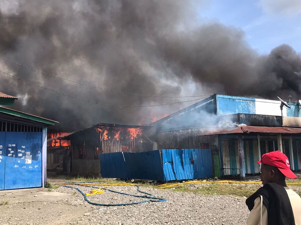 Aksi pembakaran sejumlah ruko oleh massa yang menolak pemekaran wilayah Papua di Distrik Deikai, Kabupaten Yahukimo, Selasa (15/3/2022).