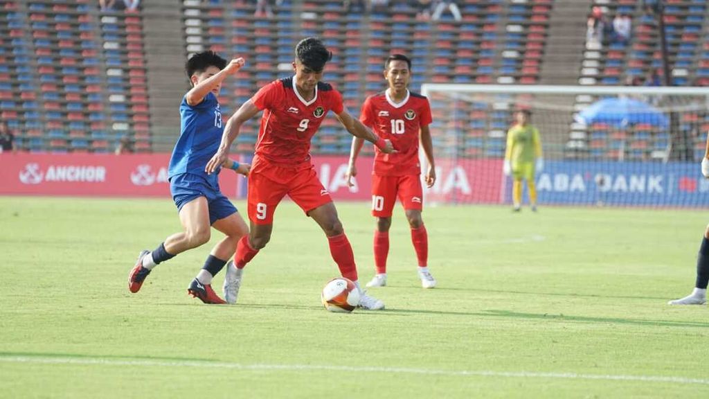 The center forward of the U-22 Indonesian football team, Muhammad Ramadhan Sananta, tries to block the Filipino players who are trying to grab the ball from his feet. Indonesia won 3-0 over the Philippines at the National Olympic Stadium, Phnom Penh, Cambodia, Saturday (29/4/2023)