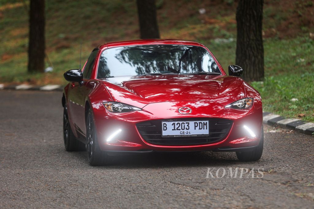 Mazda MX-5 RF saat dicoba di kawasan Pondok Cabe, Tangerang Selatan, Banten, Minggu (11/8/2024).