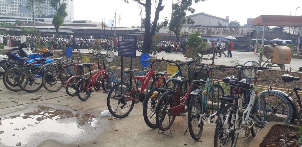 Sejumlah sepeda terparkir di area parkir sepeda di pintu masuk utara Stasiun Bekasi, Kota Bekasi, Jawa Barat, Jumat (7/10/2022).