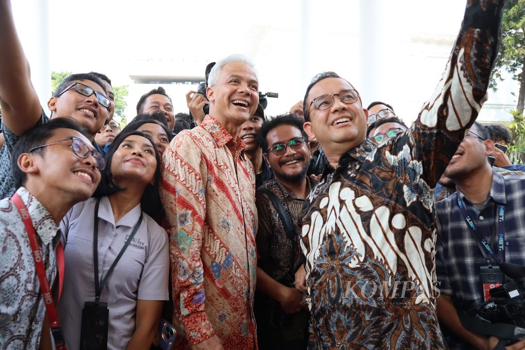 Anies Baswedan (kedua dari kanan) dan Ganjar Pranowo (keempat dari kiri) berswafoto bersama para pewarta di Istana Kepresidenan, Jakarta, Senin (30/10/2023). Sebelumnya, keduanya bersama Prabowo Subianto bertemu dan makan siang bersama Presiden Joko Widodo di Istana Merdeka, Jakarta.