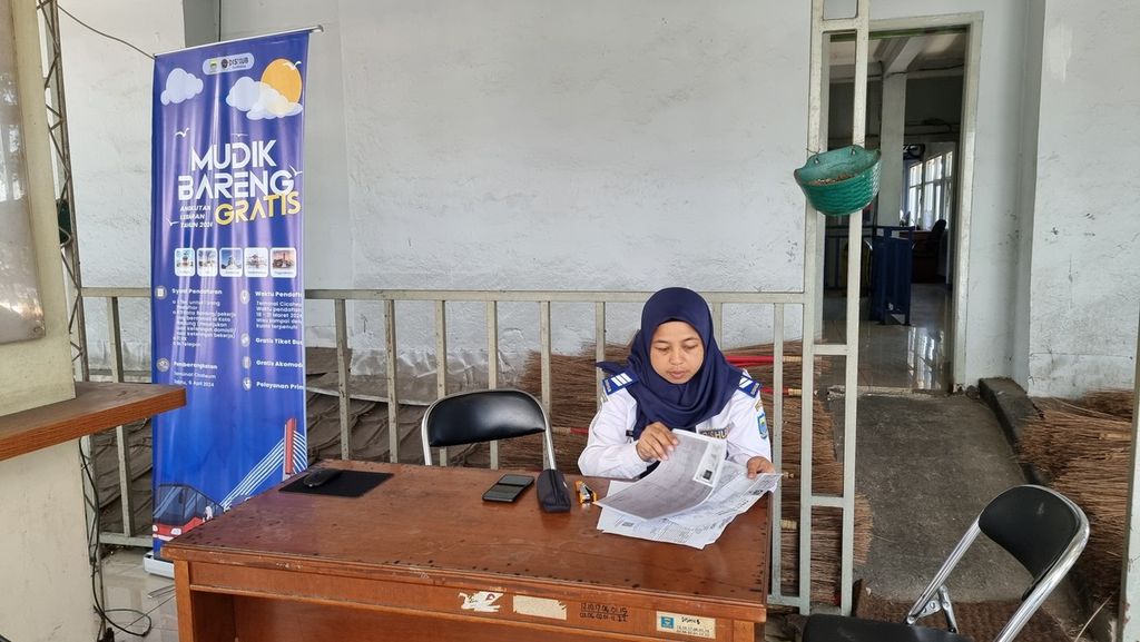 Petugas pendaftaran mudik gratis berjaga dan menunggu calon penumpang di Terminal Cicaheum, Kota Bandung, Jawa Barat, Kamis (21/3/2024).