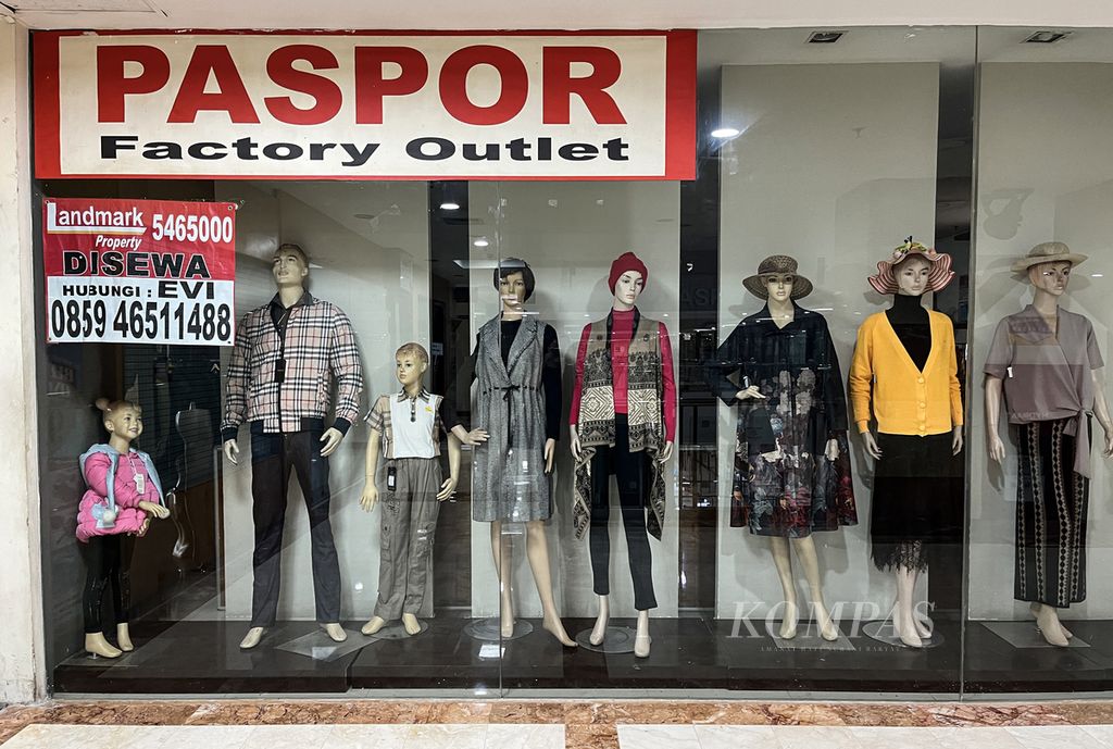 Maneken menghiasi etalase sebuah gerai pakaian yang tutup di pusat perbelanjaan di kawasan Kuningan, Jakarta Selatan, Rabu (13/7/2022). Daya beli masyarakat yang menurun pada masa pandemi berdampak pada banyak bidang usaha.