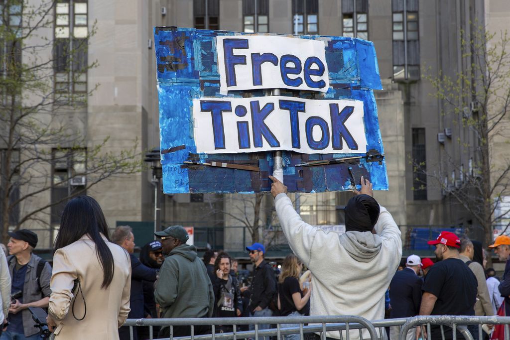 Pengunjuk rasa membawa poster berisi tulisan &quot;Bebaskan TikTok&quot; di depan pengadilan sidang Donald Trump, 15 April 2024, di New York, AS. 