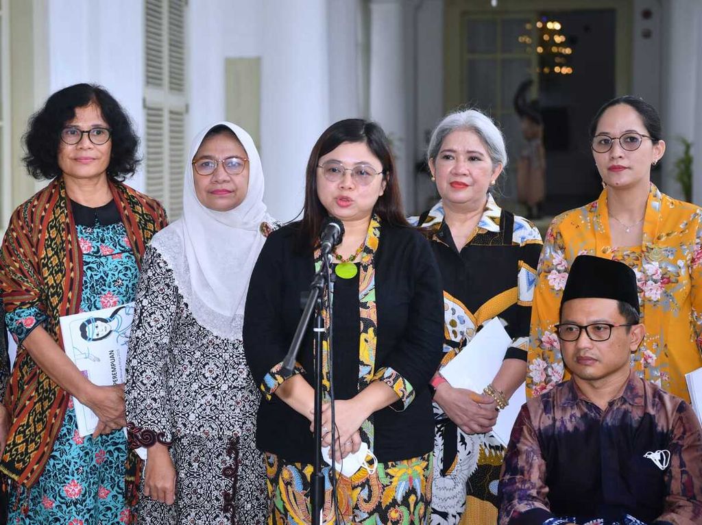 Ketua Komnas Perempuan Andy Yentriyani memberikan keterangan seusai bertemu Presiden Joko Widodo di Istana Kepresidenan Bogor, Jawa Barat, Senin (27/2/2023).