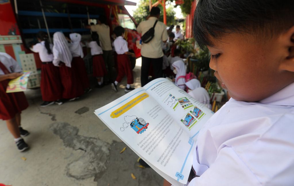 Siswa SDN 13 Klender memanfaatkan layanan mobil perpustakaan keliling yang berkunjung ke sekolah mereka di kawasan Klender, Jakarta Timur, Selasa (26/7/2022). Layanan perpustakaan keliling ini menjadi sarana untuk mengenalkan buku dan meningkatkan kebiasaan membaca sejak dini. Mobil perpustakaan keliling yang dioperasikan Suku Dinas Perpustakaan dan Kearsipan Jakarta Timur tersebut berkunjung seminggu sekali ke tiap sekolah. 