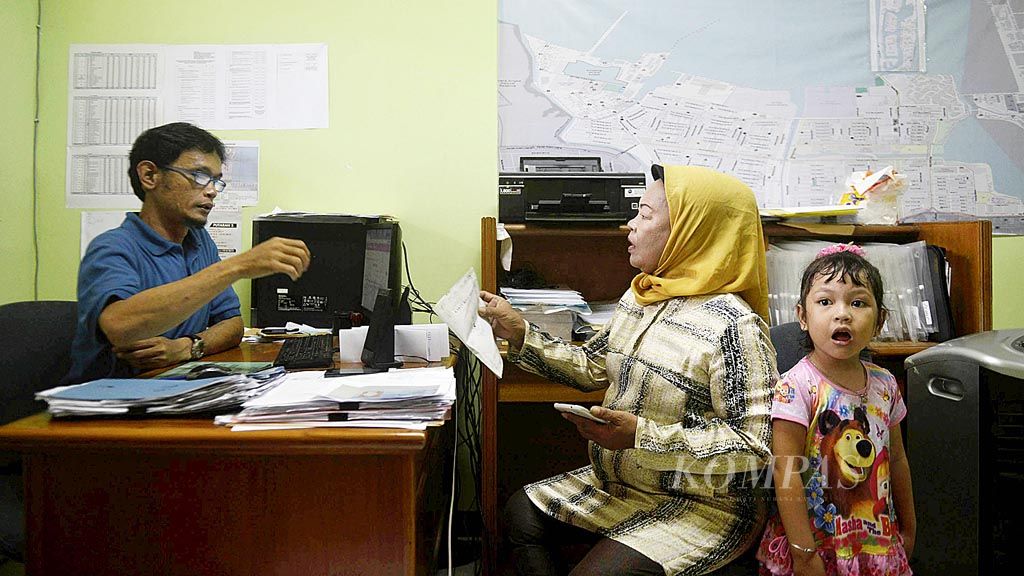 Anggota Panitia Pemungutan Suara (PPS) Pluit melayani warga yang mendaftar di posko pendaftaran pemilih untuk pemungutan suara putaran kedua di kantor Kelurahan Pluit, Jakarta Utara, Kamis (9/3). Pendaftaran pemilih sudah dibuka sejak Senin lalu. Warga yang hendak memastikan dapat memilih pada putaran kedua bisa mengecek melalui posko-posko pendaftaran di kelurahan.