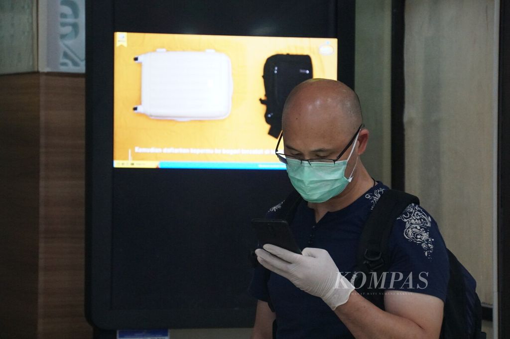 Seorang wisatawan asal China menunggu di area konter lapor diri Bandara Sam Ratulangi Manado, Sulawesi Utara, sebelum terbang ke Guangzhou, China, dengan penerbangan Lion Air JT-2741, Jumat (31/1/2020). Penerbangan itu adalah yang terakhir sebelum penerbangan dari China ditutup sementara.