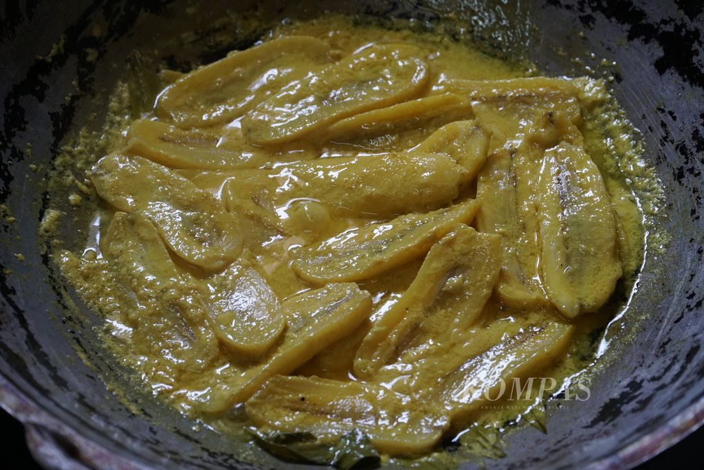 Pangek pisang yang dimasak warga di Nagari Kinari, Kecamatan Bukit Sundi, Kabupaten Solok, Sumatera Barat, Kamis (26/5/2022). Pangek pisang, makanan khas Kinari, ini terbuat dari pisang batu/kepok, santan, dan kunyit.